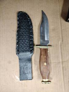 lot 61130 image: Pakistan-manufactured fixed-blade huntingBowie knife