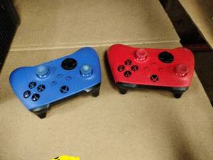 lot 61168 image: Set of 2 Xbox Wireless Controllers