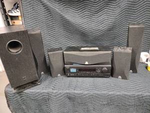 lot 61207 image: Onkyo HT-R420 is a 5.1-channel audiovideo home theater