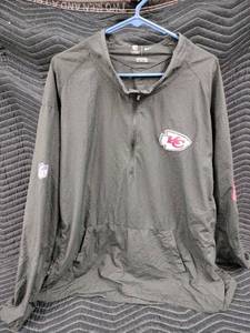 lot 1015 image: On Field Apparel Nike Kansas City Chiefs NFL Sideline half-zip anorak jacket - 5XL