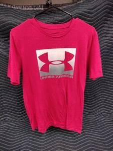 lot 1060 image: Under Armour short-sleeve t-shirt - Red - S