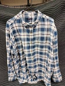 lot 1071 image: Croft and Barrow blue and white plaid flannel button-down shirt - 3Xb