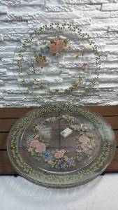 lot 25 image: Pfaltzgraff Clear Glass 13 Round Serving Platter in the Tea Rose Pattern - Lot of 4