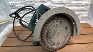 lot 33 image: Crain Super Saw Model No. 800 Type 2 Corded Circular Saw 120V
