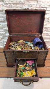 lot 85 image: Jewelry Collection Lot in Decorative Trunk