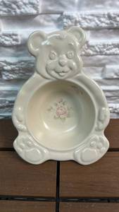 lot 185 image: Pfaltzgraff Children��s Teddy Bear-Shaped Ceramic Bowl in the Tea Rose Pattern