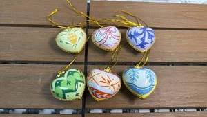 lot 188 image: 6 Painted Ceramic Heart-Shaped Ornaments w Gold-Tone Metal Frames