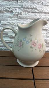 lot 198 image: Pfaltzgraff 2-Quart Pitcher in the Tea Rose Pattern
