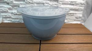 lot 234 image: Edge Blue Plastic Bowls with Lids - Set of 3 (3.6 qt, 2.1 qt & 1.3 qt)