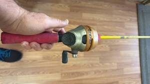 lot 247 image: Zebco 202 Wide-Range Powertrain Drag Fishing Reel with Zebco Hot Reels Rod
