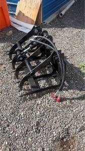 lot 274 image: Skid Steer Grapple Bucket Attachment with Hydraulic Hoses