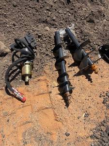 lot 747 image: Hydraulic Auger Drive Unit with 2 Auger Bits and Hydraulic Hoses