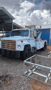 lot 1022 image: International S-Series Utility Truck with Crane and wrecker