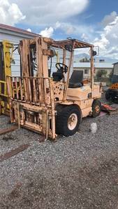 lot 1023 image: Hyster H60XM Forklift 6000 lb Capacity Model D177G15041T