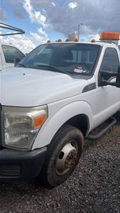 lot 1033 image: Ford Super Duty Utility Service Truck with Liftmoore 3612 crane and Tommy Lift Gate