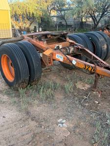 lot 43 image: Tandem Axle Converter Dolly with Tires and Fifth Wheel