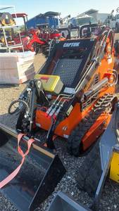 lot 319 image: CAPTOK Skid Steer Loader Model 36C 13.5HP
