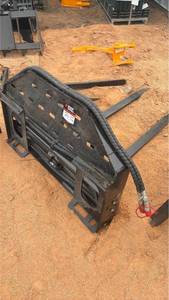 lot 485 image: Pallet Forks Skid Steer Quick-Attach Loader