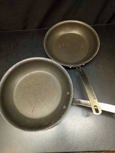 lot 1077 image: 2-Piece Non-Stick Skillet Set 8-inch and 10-inch - Retail $0