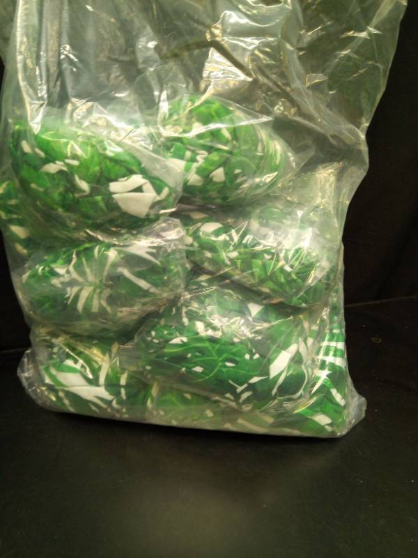 lot 2022 image: Green Outdoor Round Patio Chair Seat Covers.  Set of 12 - Retail $25