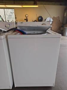 lot 23003 image: Estate Top-Load Washing Machine - Model ETW4400VQ3