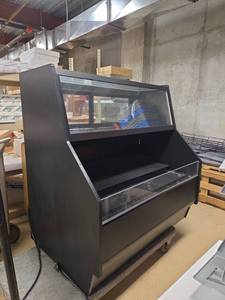 lot 23017 image: Federal Industries Commercial Refrigerated Display Case - Model ESSRC5052