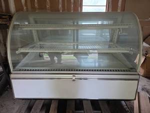 lot 23020 image: Federal Industries Refrigerated Display Case - Model SNR59SC-2&nbsp