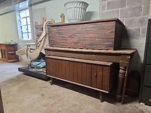 lot 23082 image: Vintage Wood Storage Bench w Hinged Lid