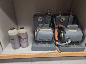 lot 23098 image: Welch Duo-Seal Vacuum Pump - Model 1402