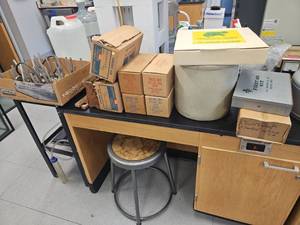 lot 23103 image: Laboratory Culture Dish Petri Covers &amp Bottoms Assortment