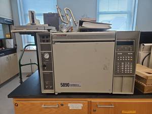 lot 23105 image: HP Gas Chromatograph - Model 5890 Series II&nbsp