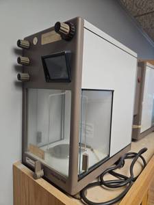 lot 23140 image: Mettler Analytical Balance Scale w Display - Model H18