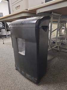 lot 18532 image: Dirt Devil Paper Shredder - Model NDXC15ARM