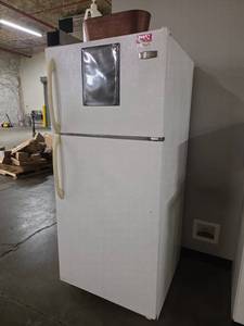 lot 4375 image: Electrolux Top-Freezer Refrigerator 17 cu ft - Model ERT17LSFW1
