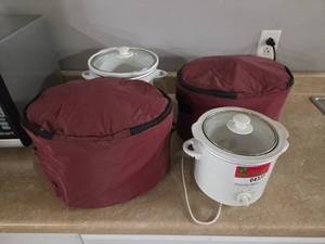 lot 4377 image: Lot of Proctor Slow Cooker, Hamilton Slow Cooker and Hamilton Crock Pots