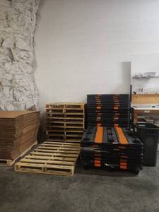 lot 14801 image: Lot of Plastic and Wooden Pallets