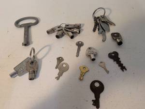lot 19 image: Lot of Vintage Keys and Key Rings Including Dental Turbine Keys