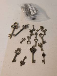lot 27 image: Decorative Key Charms Lot 20 Pieces Assorted Designs
