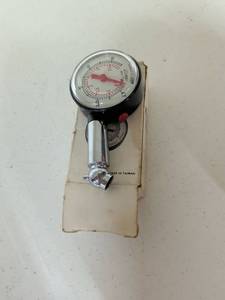 lot 47 image: Tire Gauge Dial Analog 0-60 PSI Made in Taiwan