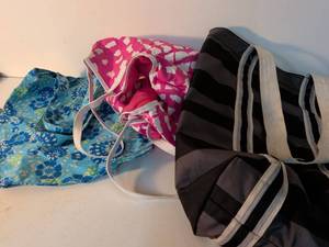lot 57 image: Saks Fifth Avenue 3-Piece Tote Bag Set Floral Print