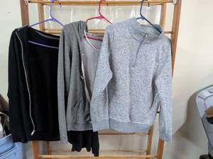 lot 137 image: 3 Pullover Hooded Sweatshirts Size XL 60% Cotton 40% Polyester
