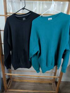 lot 164 image: 2-Piece Clothing Lot Fruit of the Loom Sweatshirts XL