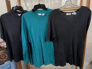 lot 181 image: Womens Long Sleeve Knit Tops Lot 3 Pieces White Stag Extra Elements