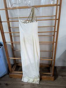 lot 194 image: Niteline Della Roufogali Size 4 Cream Sleeveless Dress