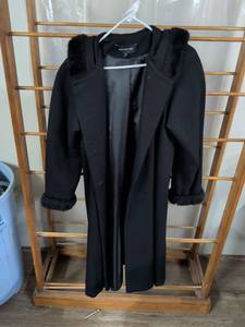lot 206 image: Jones New York Black Coat with Fur Collar Size 12