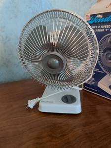lot 119 image: Windmere Deluxe 2 Speed Oscillating 7 Fan Model NR-7086485