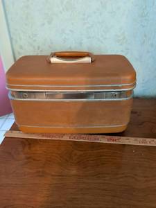 lot 218 image: Samsonite Traincase with Mirror and Compartments