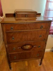 lot 234 image: Vintage 4-Drawer Chest with Floral Inlay. Top Accessory drawer.