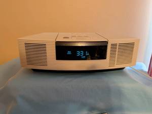 lot 235 image: Bose Wave RadioCD with Remote Control and Owners Guide