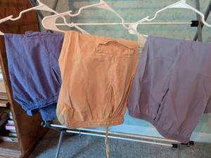 lot 259 image: Three pair of womens capris size large